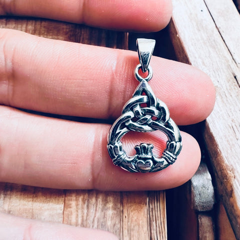 Croce celtica Claddagh in argento sterling con mini catena a graffetta, collana con corona a forma Croce celtica Claddagh in argento sterling con mini catena a graffetta, collana con corona a forma